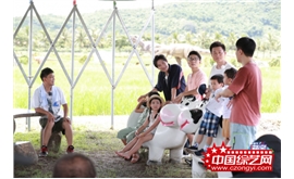 【中国综艺网】《萌宝去哪儿》开播 陈楚生李锐海南卖椰子